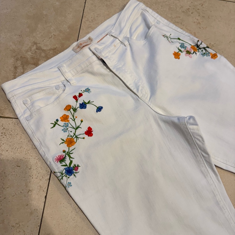 Tory Burch White cropped jeans, embroidered flowers 
Good condition, used
